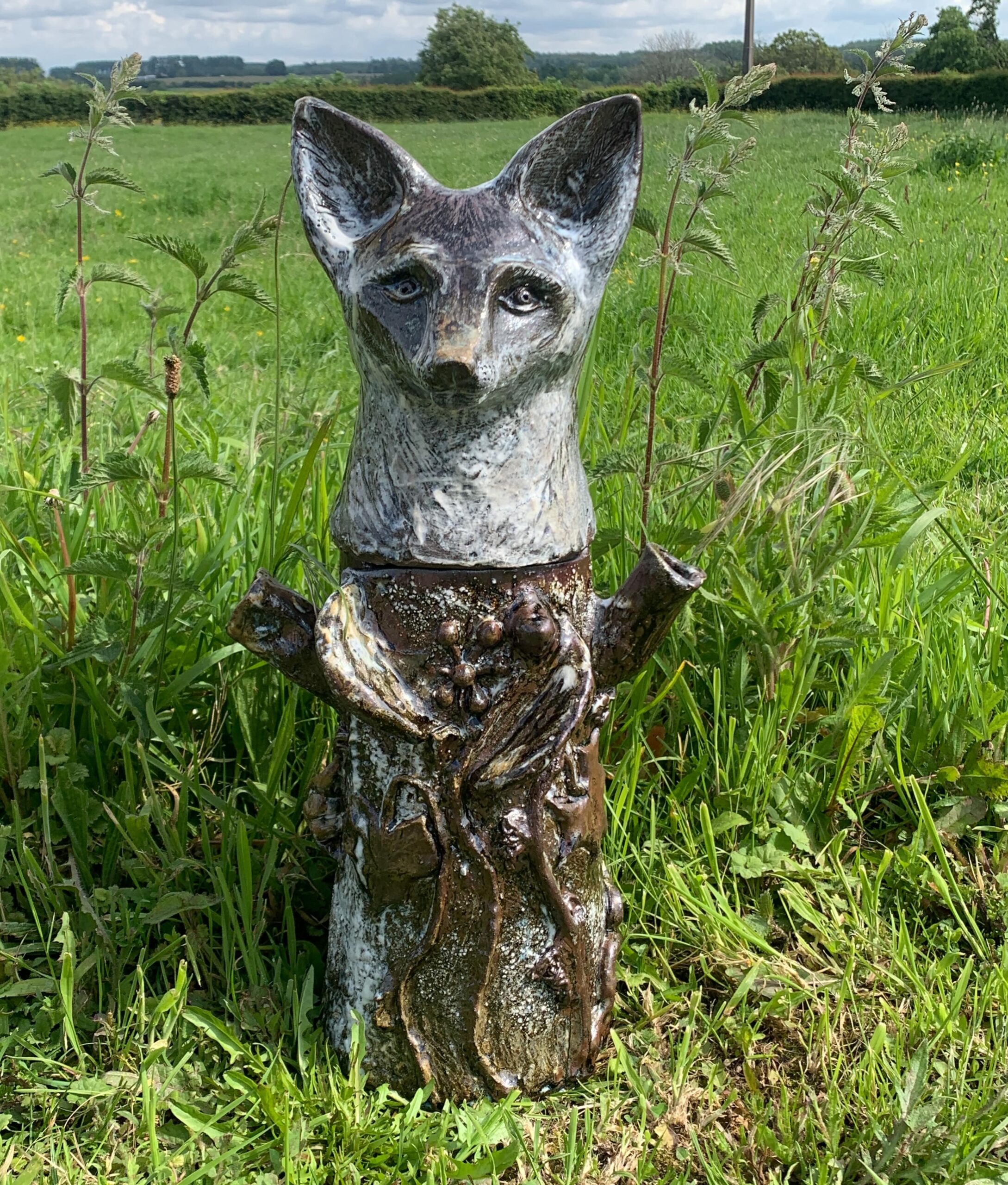 LA RENARDE Grès rouge de Bourgogne, engobes, 55x30x30 Cuisson bois 1300° Sculpture en céramique représentant un arbre-totem à tête de renarde et à parure de lierre.