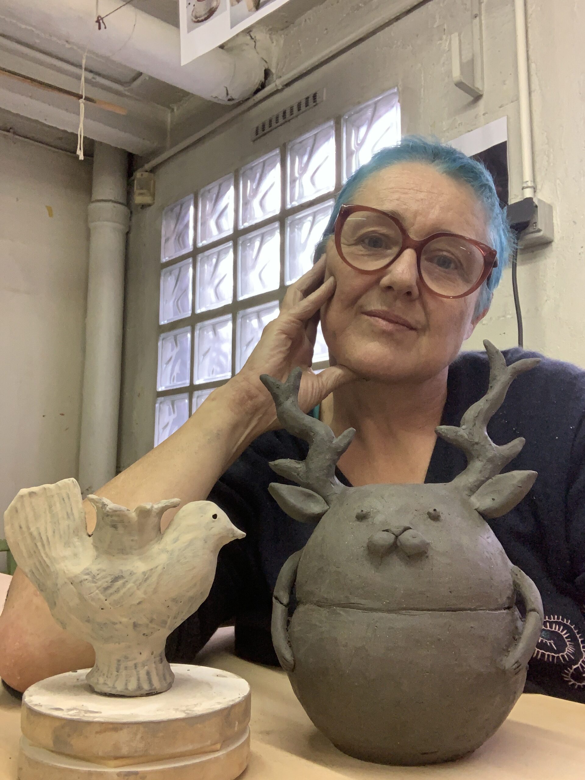 Céramiste avec deux sculptures