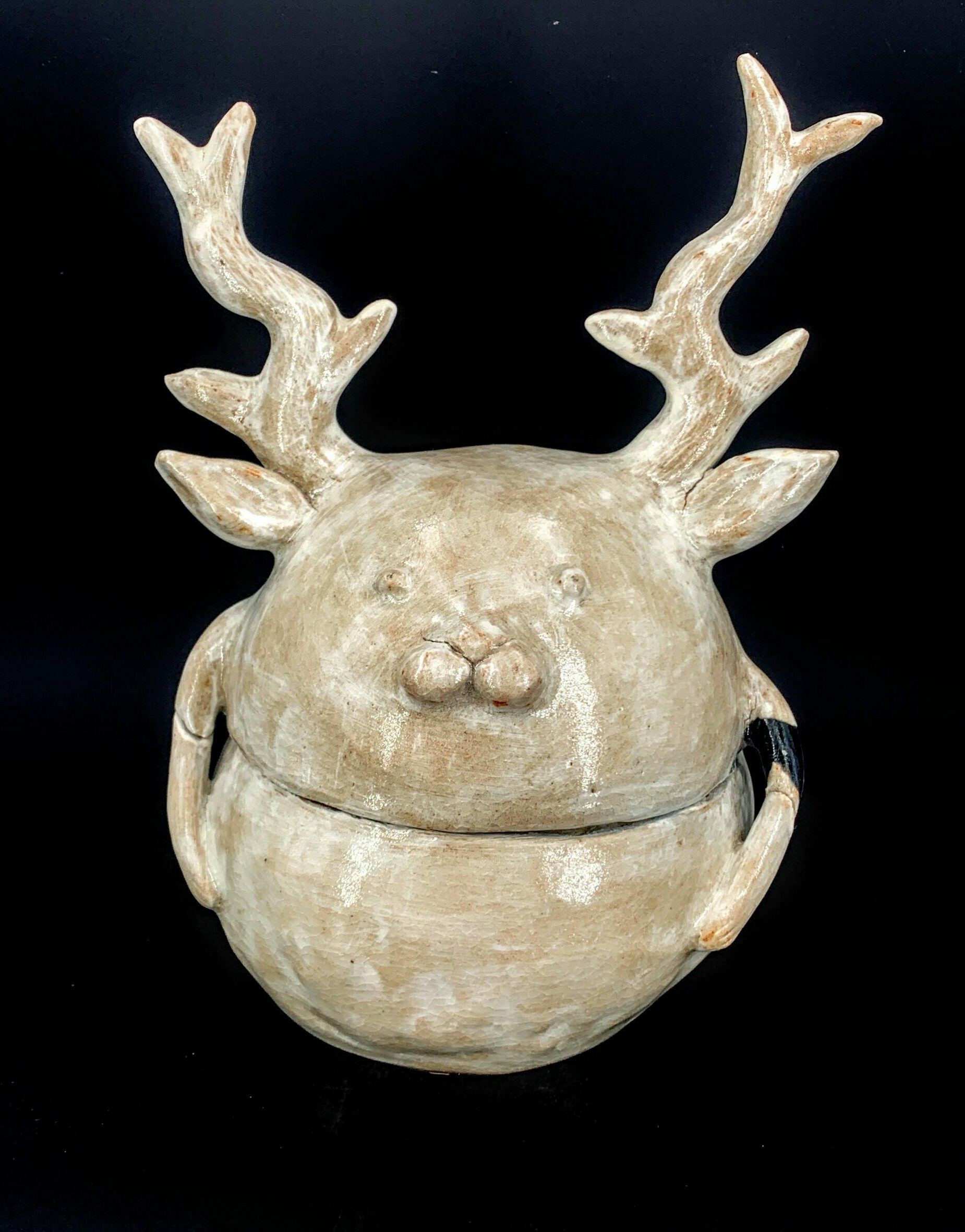 CERNUNNOS, 2025, Grès de Saint Amand, engobe de porcelaine et émail noir, 22x17x13, cuisson électrique, 1280° Sculpture en forme de boîte ronde en deux parties, représentant un cerf féminin aux bois, à la surface blanche et à l’intérieur noir mat.