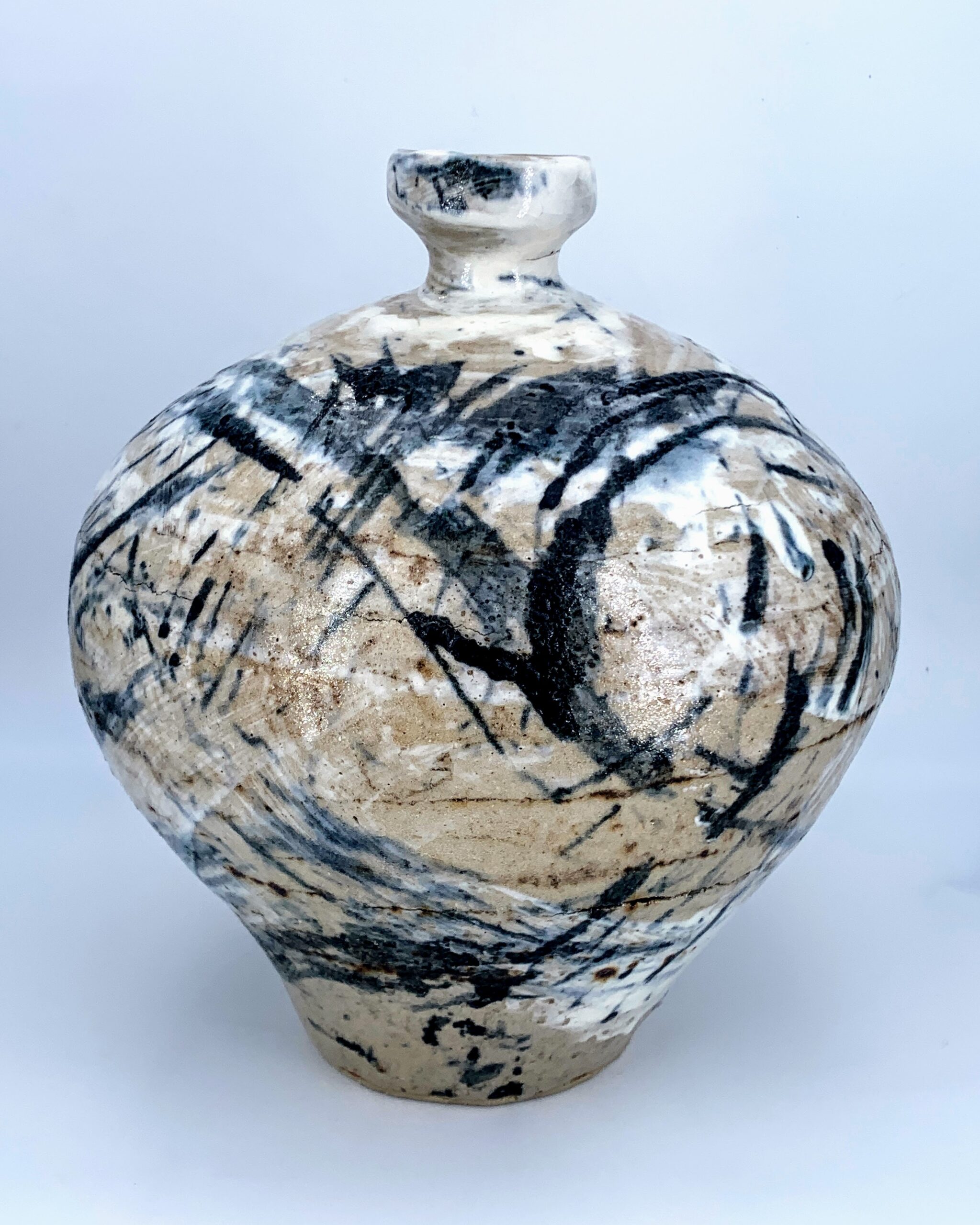 AVIS DE TEMPÊTE, 2025, Vase en Grès de Saint Amand, engobes, 50x20x20, cuisson électrique, 1280° Grand vase en grès beige et blanc, de forme élancée, aux colombins visibles, décoré de motifs noirs et blancs au pinceau.
