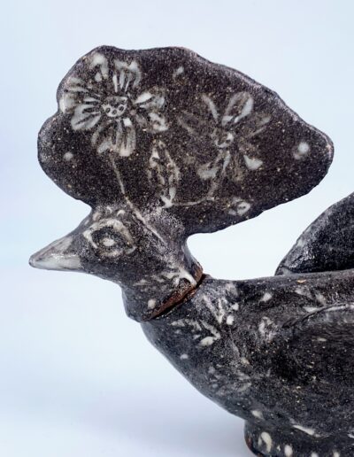 Bouteille zoomorphe en forme d’oiseau, en grès de Xing, avec un décor floral blanc peint au pinceau.