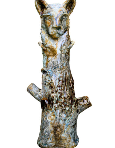 Sculpture en grès de Saint-Amand représentant une forme de panthère émergeant d’une écorce, avec des prises et des anses sur la surface.