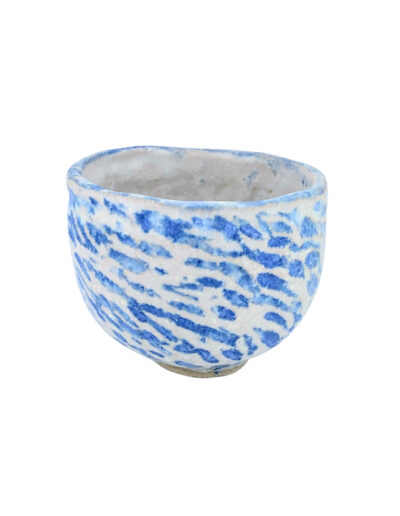 Bol pincé en grès de Saint-Amand, engobé de porcelaine blanche et décoré selon la technique du sanggam, avec un motif bleu incrusté sous glaçure transparente.